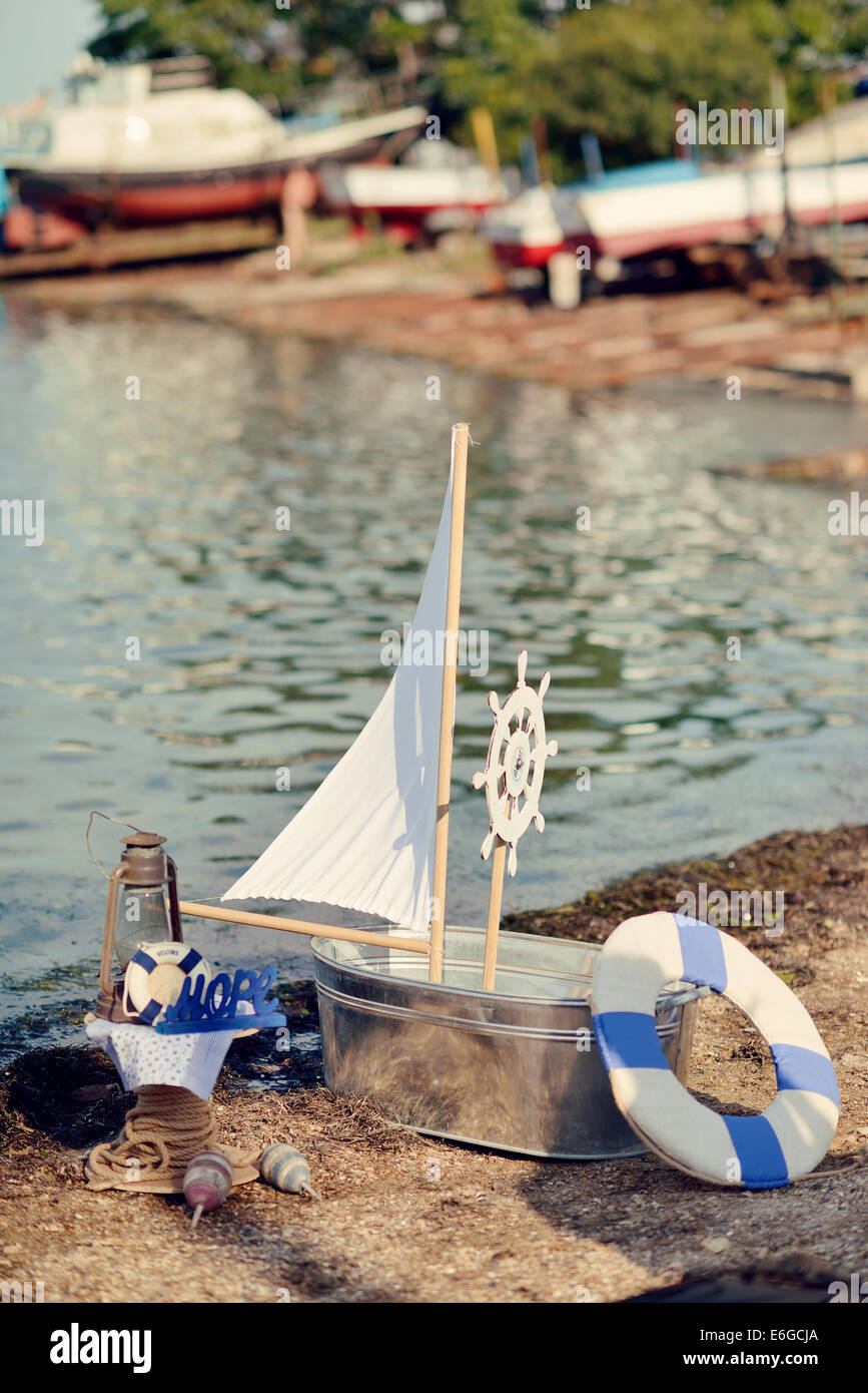 am Ufer des ein Wunder-Boot mit Segel Trog Stockfoto