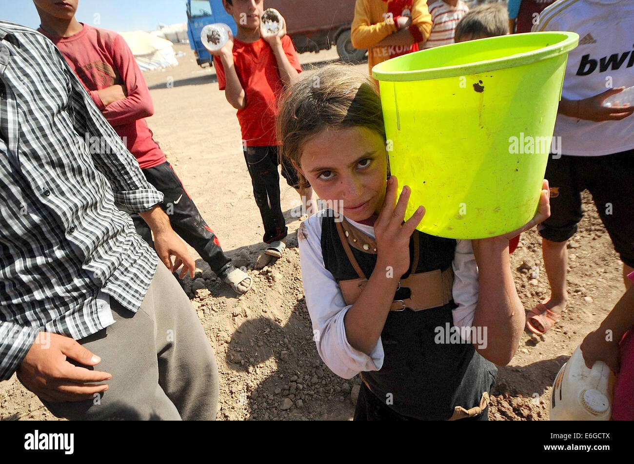 22. August 2014 - Zakho, Irak - Tausende von Jesiden fällt es schwer, mit einem Wasser-System zu leben, die auch zum Baden und Trinken verwendet wird. Wasser-LKW liefern Wasser an das Lager aber Wasser Krüge & Flaschen sind schmutzig. Das Fehlen einer sanitären Anlage breitet sich Keime. (Kredit-Bild: © Gail Orenstein/ZUMA Draht) Stockfoto