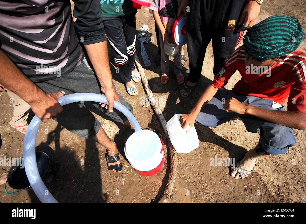 22. August 2014 - Zakho, Irak - Tausende von Jesiden fällt es schwer, mit einem Wasser-System zu leben, die auch zum Baden und Trinken verwendet wird. Wasser-LKW liefern Wasser an das Lager aber Wasser Krüge & Flaschen sind schmutzig. Das Fehlen einer sanitären Anlage breitet sich Keime. (Kredit-Bild: © Gail Orenstein/ZUMA Draht) Stockfoto