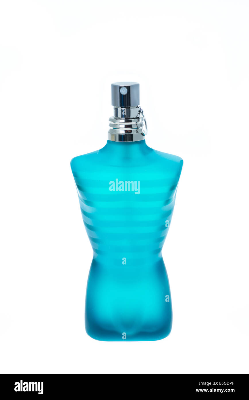 Eine blaue Flasche "Le Male" ein Parfüm für Männer von Gaultier - Studio  mit weißem Hintergrund gedreht Stockfotografie - Alamy