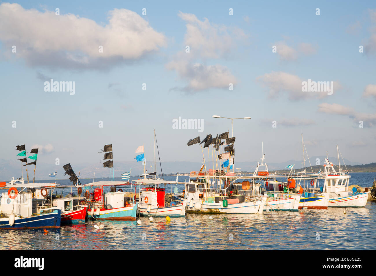 Sehenswürdigkeiten in Griechenland: traditionelle Fischerboote auf den griechischen Inseln in einem Hafen. Stockfoto