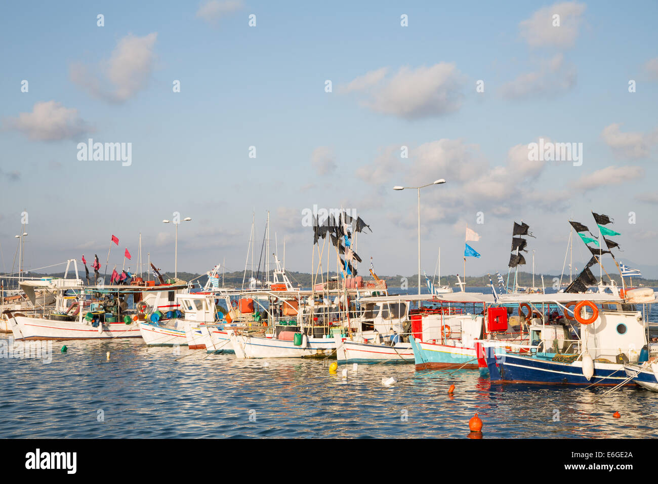 Sehenswürdigkeiten in Griechenland: traditionelle Fischerboote auf den griechischen Inseln in einem Hafen. Stockfoto