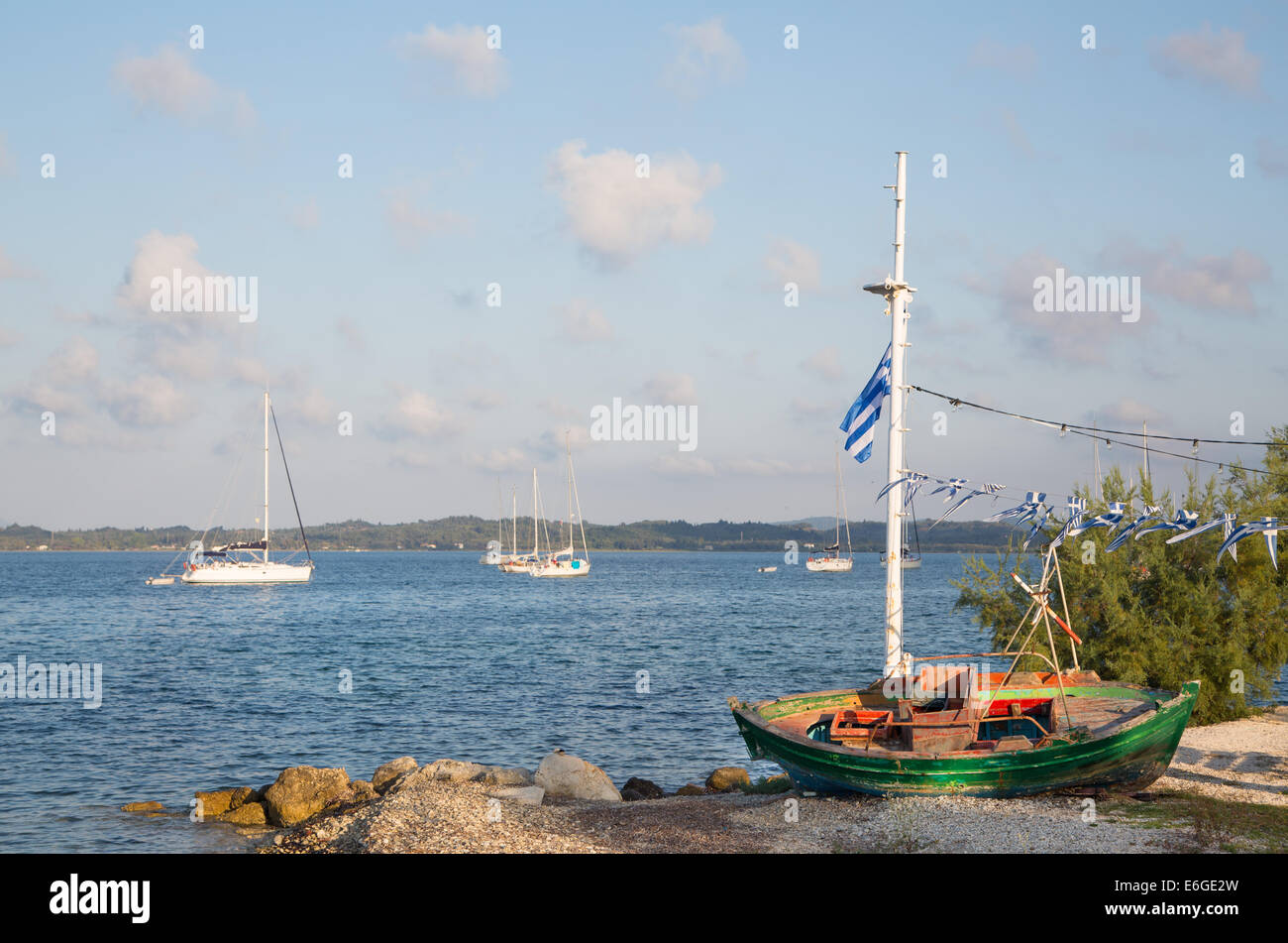 Sehenswürdigkeiten in Griechenland: traditionelle Fischerboote auf den griechischen Inseln. Stockfoto