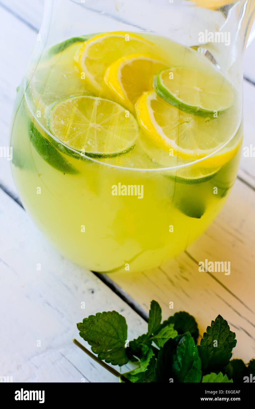 Kalte Getränke mit Zitrone, Limette und Minze Stockfoto