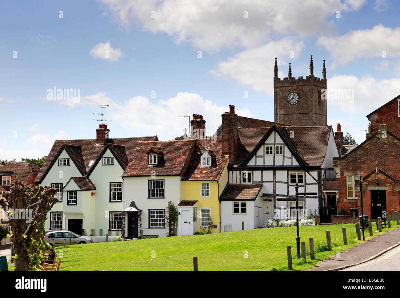 Auf dem Land rund um das Grün in Marlborough, Wiltshire, England. Stockfoto