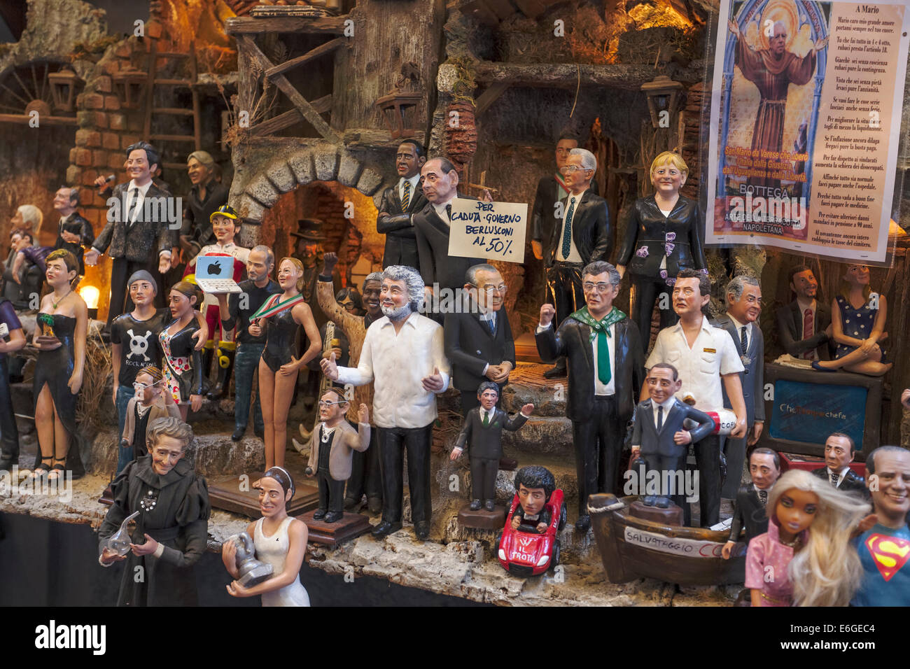 Mit verschiedenen ilariuos kleinen statuen naple Fotos und