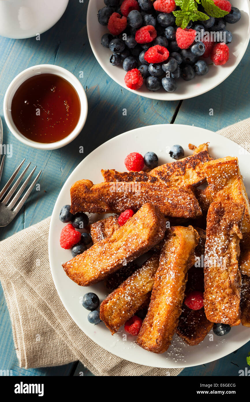 Hausgemachte French Toast klebt mit Ahornsirup Stockfoto