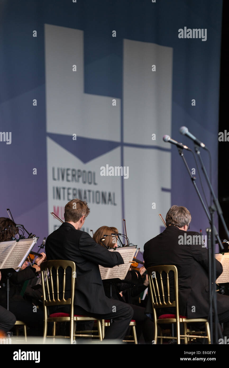 Liverpool, Vereinigtes Königreich. 22. August 2014. Die Eröffnung des zweiten Liverpool International Music Festival Summer Jam begann im Sefton Park in Liverpool am Freitag, 22. August 2014 wie dem Royal Liverpool Philharmonic Orchestra wo Sänger Ian Broudie und the Lightning Seeds eine Zwangspause einlegen. Bildnachweis: Christopher Middleton/Alamy Live-Nachrichten Stockfoto