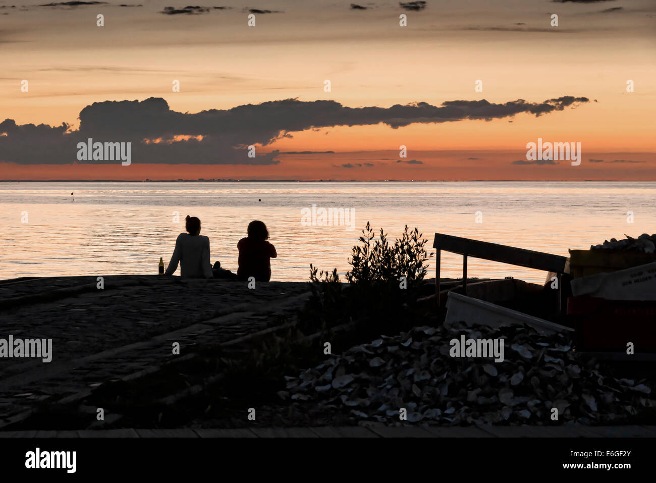 Freunde, die gerade die Sonne gehe hinunter in Whitstable Stockfoto