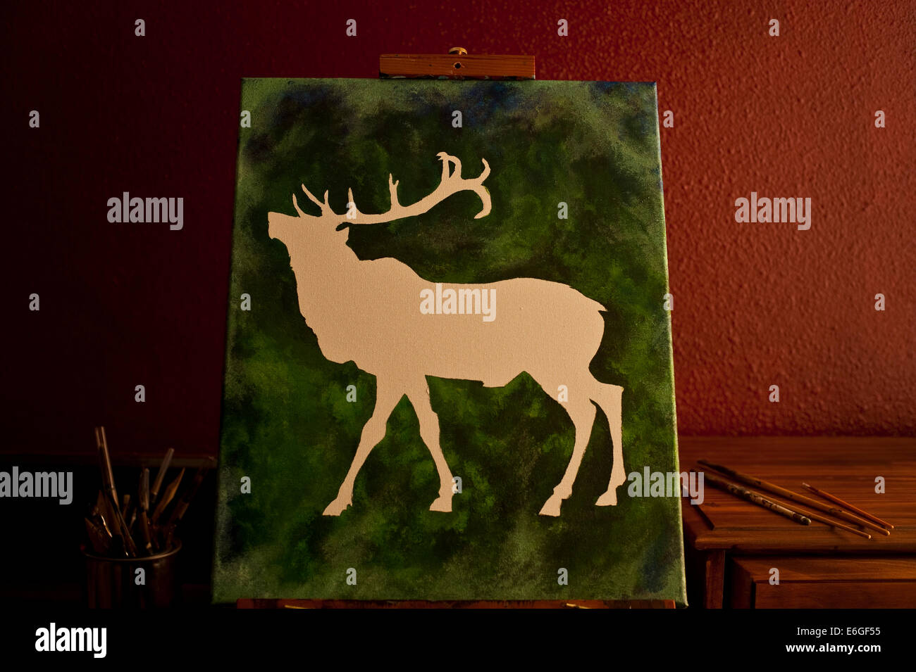 Gemälde von Elk bei staffelei im Atelier mit wondow Licht. Stockfoto