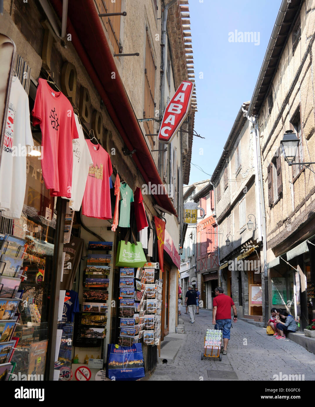 T-Shirts und Tabak für den Verkauf in einer gepflasterten Seitenstraße von Carcassonne, Frankreich Stockfoto