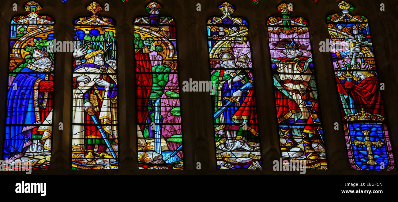 Glasmalerei-Fenster Darstellung Pelagius oder Pelayo von Asturien in der Kathedrale von San Salvador ich Stockfoto