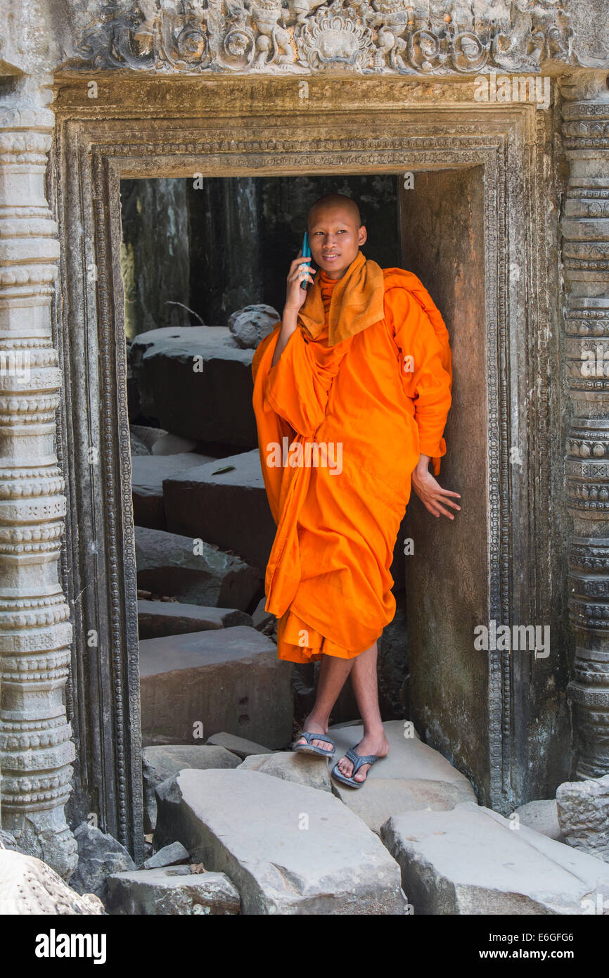 Kambodschanischen Mönch auf Handy im Ta Prohm Tempel in Angkor Stockfoto