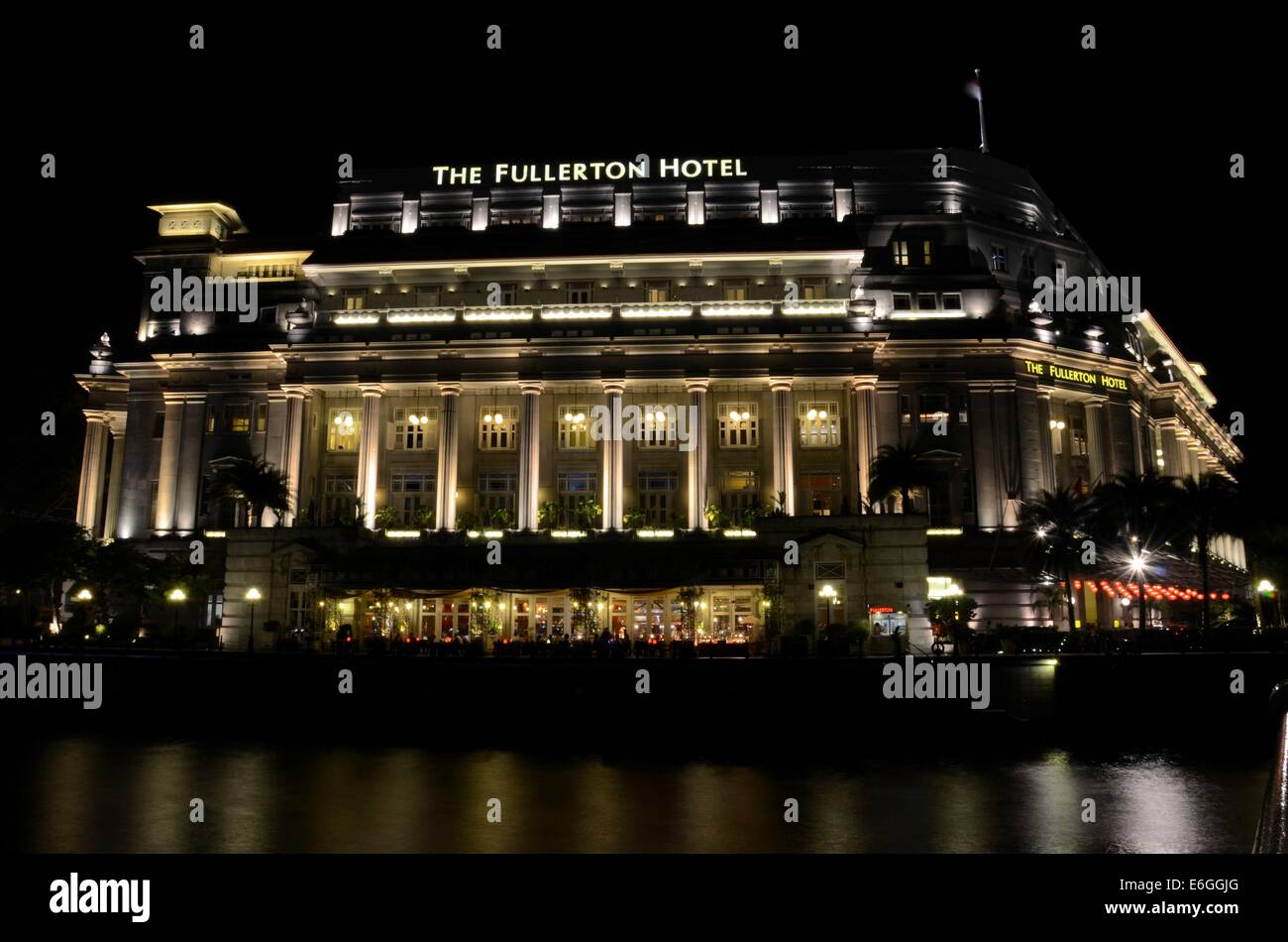 Nacht Schuss von Fullerton Hotel (ehemaliger General Post Office Building) Gebäude in Singapore River Boat Quay Stockfoto