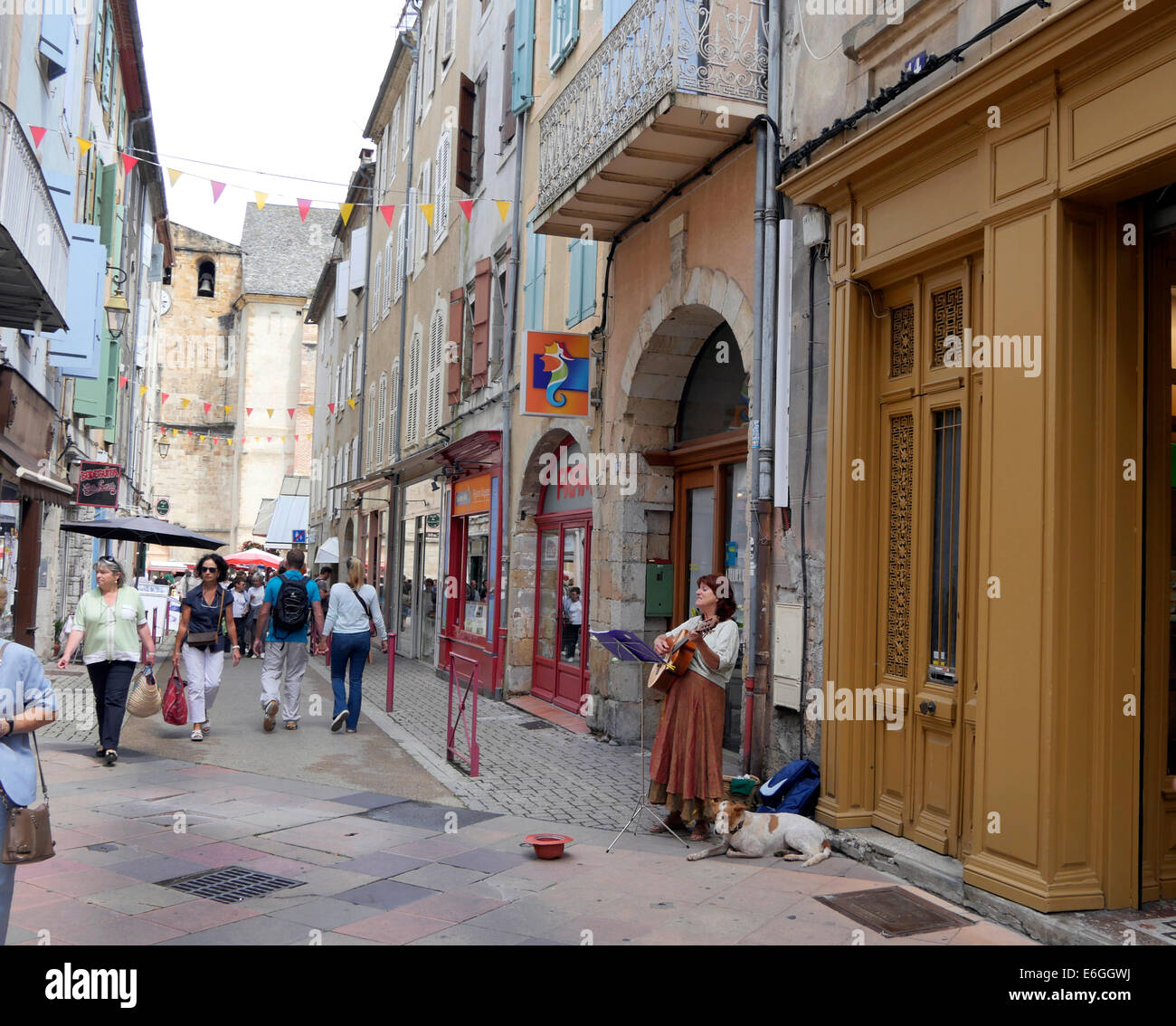 Fußgängerzone mit Käufern in der Innenstadt von Foix, Ariege, Frankreich Stockfoto
