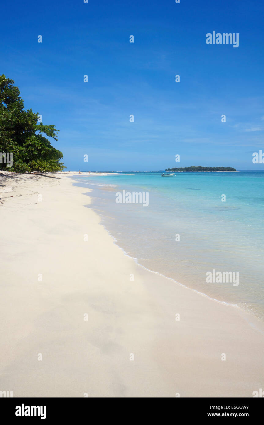 Karibik-Strand mit einer tropischen Insel am Horizont, Cayos Zapatilla, Bocas del Toro, Panama, Mittelamerika Stockfoto