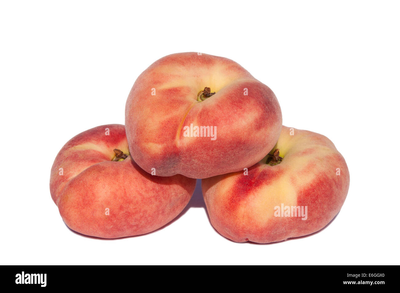 Flachen Pfirsiche auf weißem Hintergrund Stockfoto