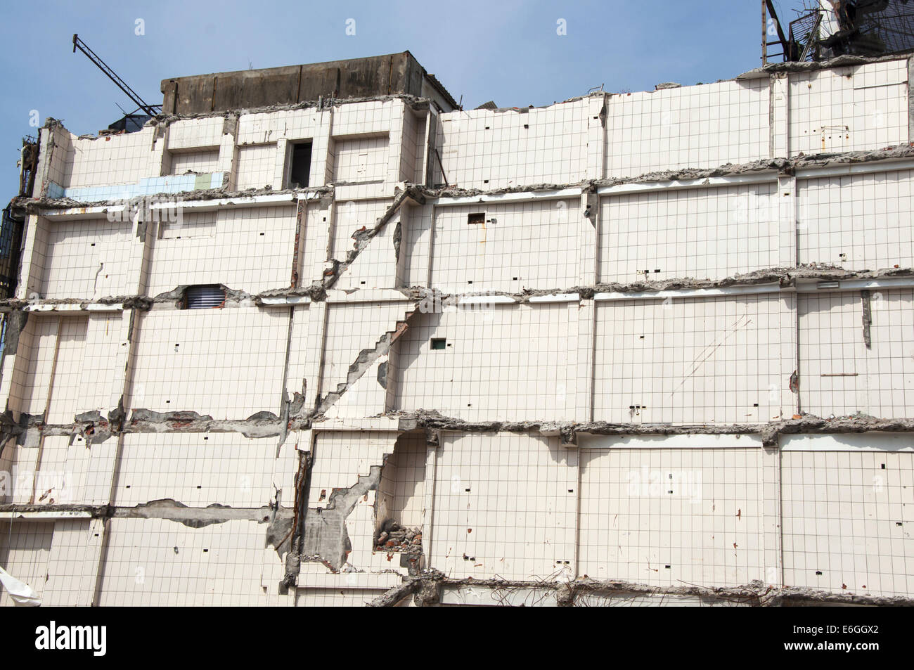 Häuser wurden abgerissen und lassen nur die Mauern Stockfoto