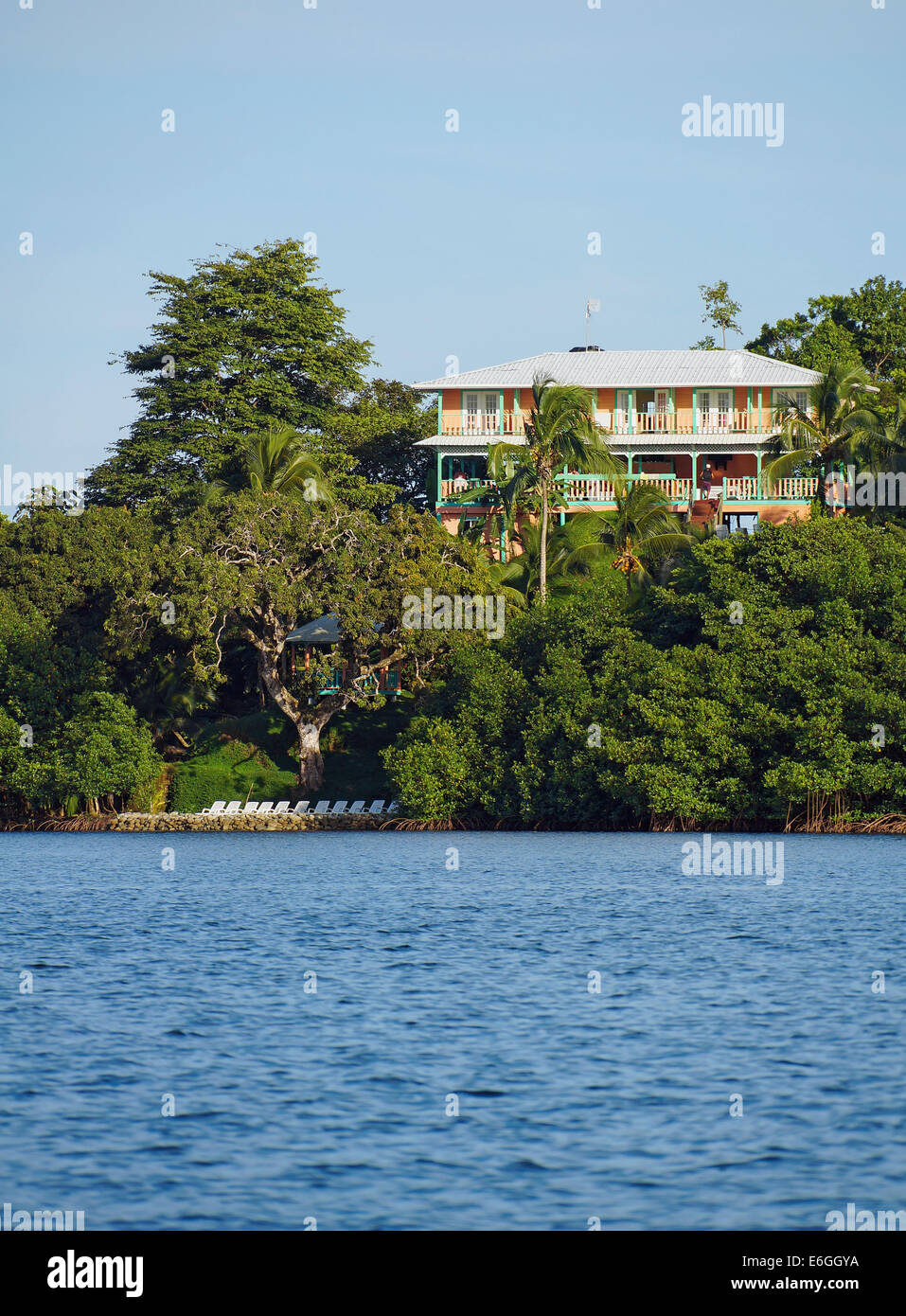 Karibik Hotel am Wasser mit üppiger tropischer Vegetation auf einer Insel von Bocas del Toro, Panama, Mittelamerika Stockfoto