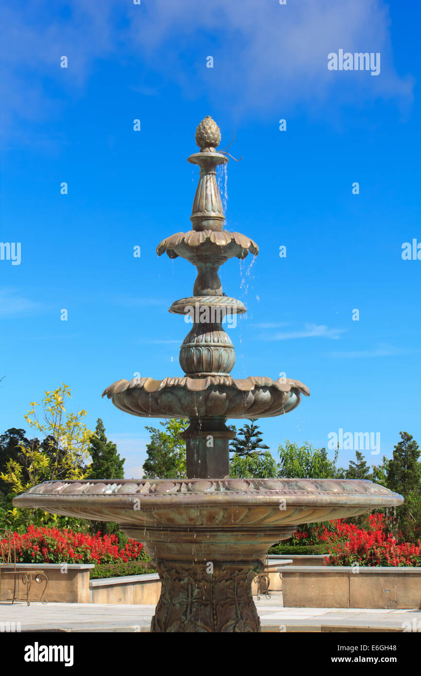 Modell-Brunnen mit blauem Himmel Stockfoto