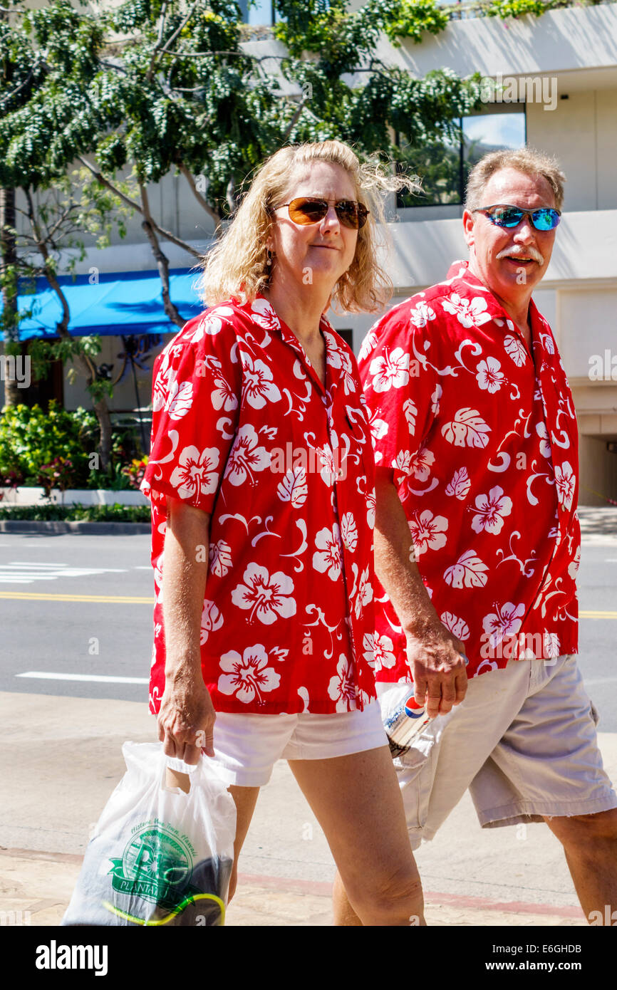 Honolulu Hawaii, Oahu, Hawaiian, Waikiki Beach, Resort, Mann Männer männlich, Frau weibliche Frauen, Paar, passende Hemden, Blumenmuster, rot, USA, USA, USA, USA, Ameri Stockfoto