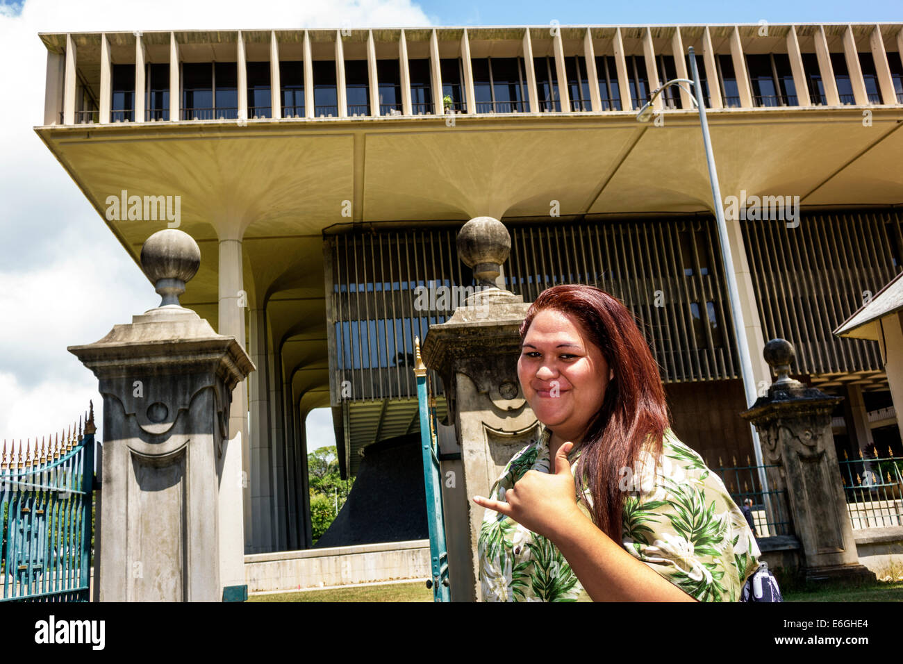 Honolulu Hawaii, Oahu, Hawaiian, State of Hawaii Legislaturgebäude, außen, Erwachsene Erwachsene Frau Frauen weibliche Dame, shaka-Schild, hängen los, Besucher Stockfoto