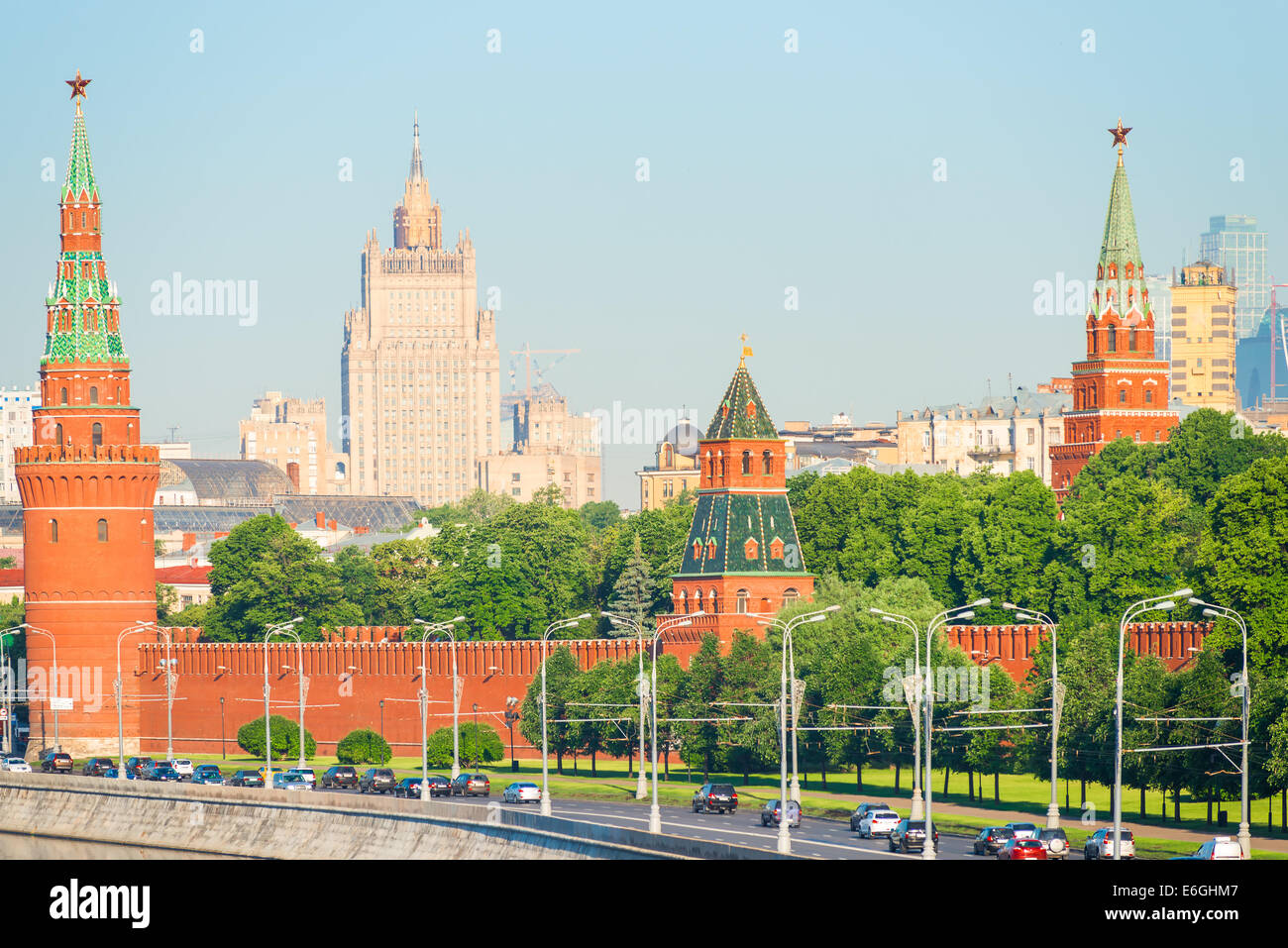 Fahrzeugverkehr entlang der Mauern des Kreml in Moskau Stockfoto
