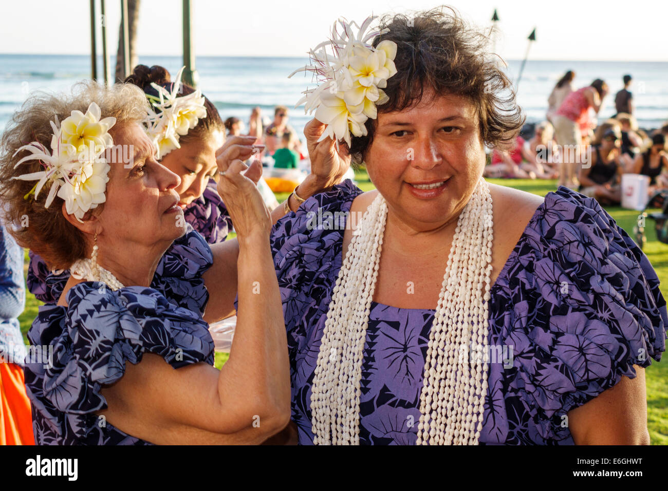 Hawaii, Hawaiian, Honolulu, Waikiki Beach, Kuhio Beach Park, Hyatt Regency Hula Show, weibliche Frauen, Muumuu Kleid, Darsteller, Vorbereitung, freies Tragen von Orch Stockfoto