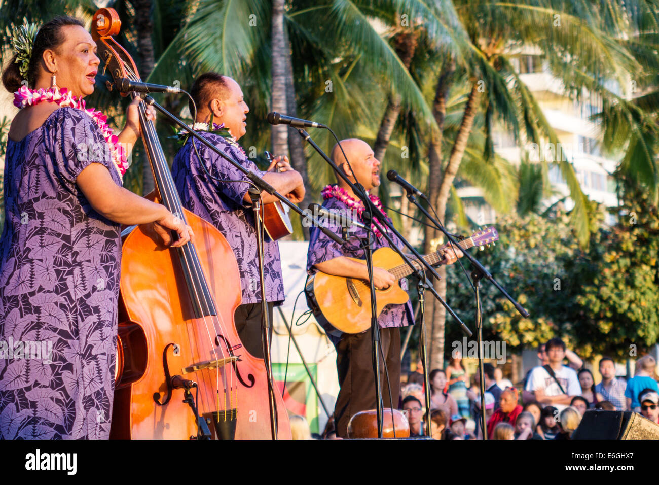 Hawaii, Hawaiian, Honolulu, Waikiki Beach, Kuhio Beach Park, Hyatt Regency Hula Show, Darsteller, freie Sänger, Musiker, Bass, Gitarre, Ukulele, Muumuu, Aloha shi Stockfoto