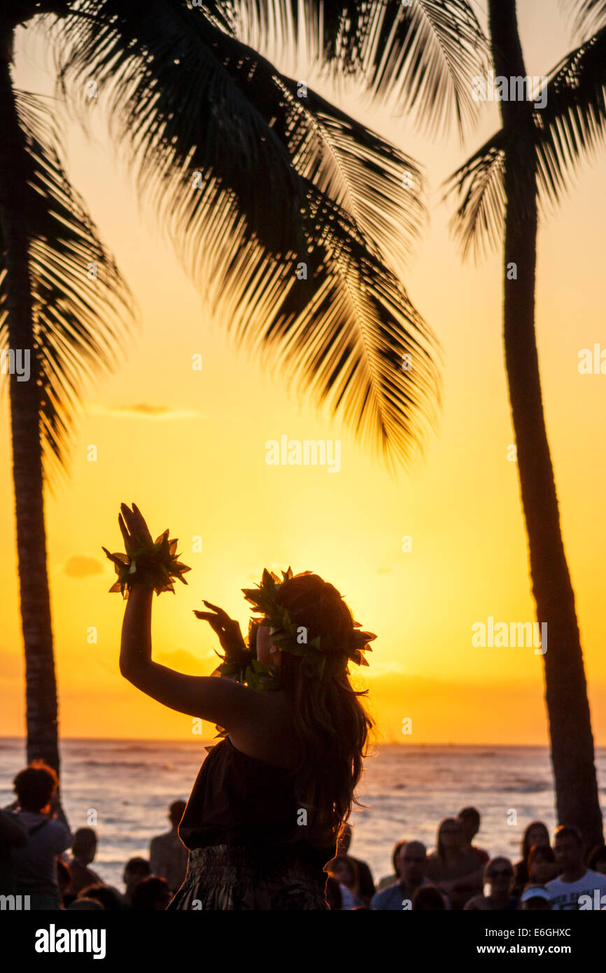 Hawaii, Hawaiian, Honolulu, Waikiki Beach, Kuhio Beach Park, Hyatt Regency Hula Show, kostenloses Publikum, Pazifischer Ozean, weibliche Frauen, Tänzerin, Palmen, Sonne Stockfoto