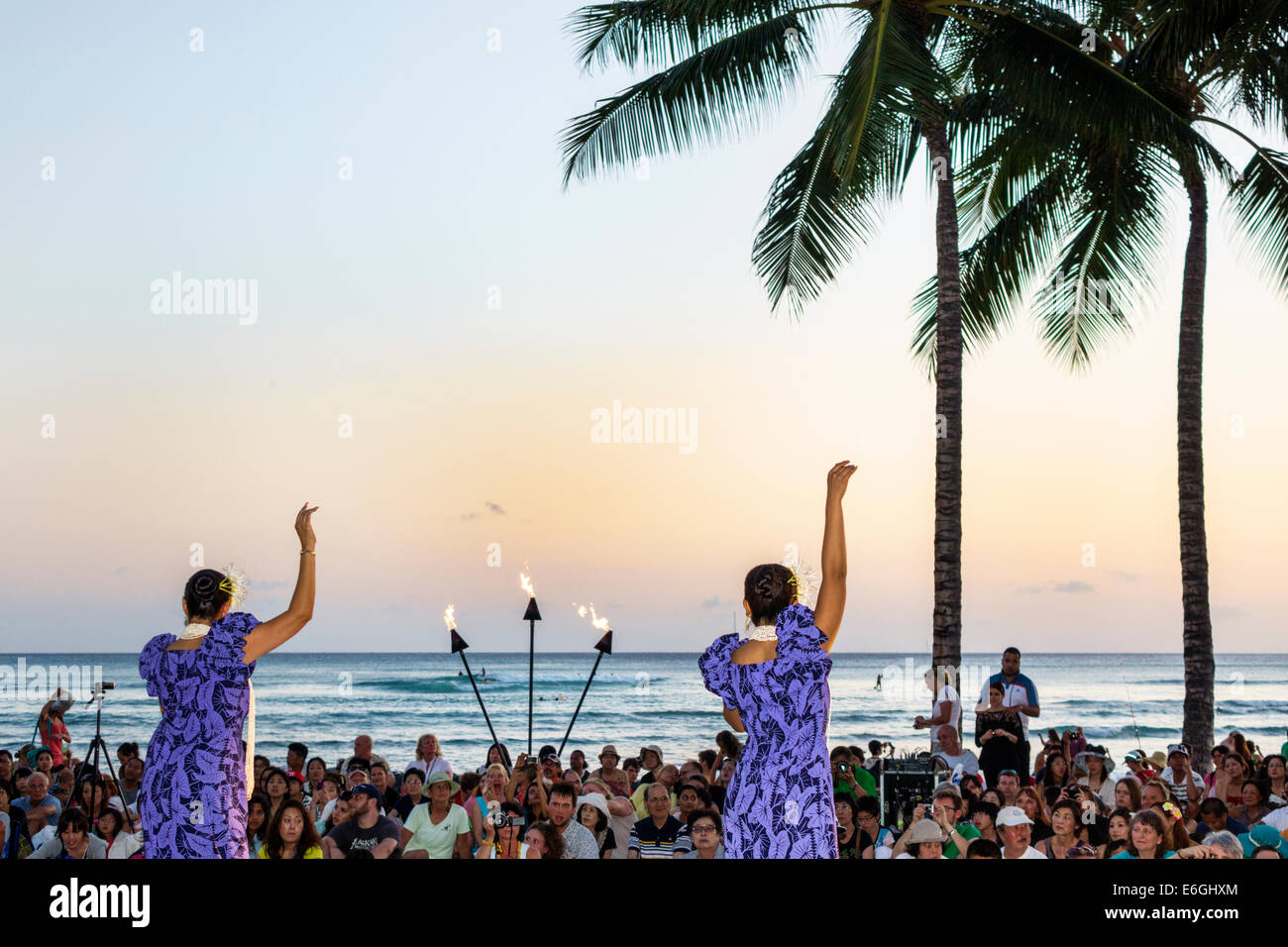 Hawaii, Hawaiian, Honolulu, Waikiki Beach, Kuhio Beach Park, Hyatt Regency Hula Show, kostenloses Publikum, Pazifischer Ozean, weibliche Frauen, Tänzerin, Fackel, beleuchtet, USA, USA Stockfoto