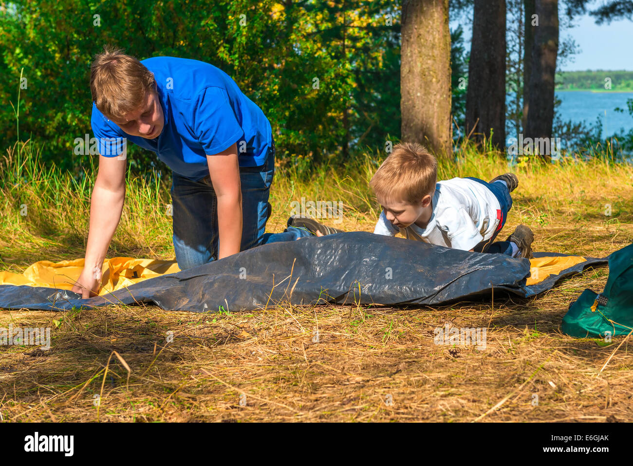 Kind mit seinem Vater, ein Zelt zu installieren Stockfoto