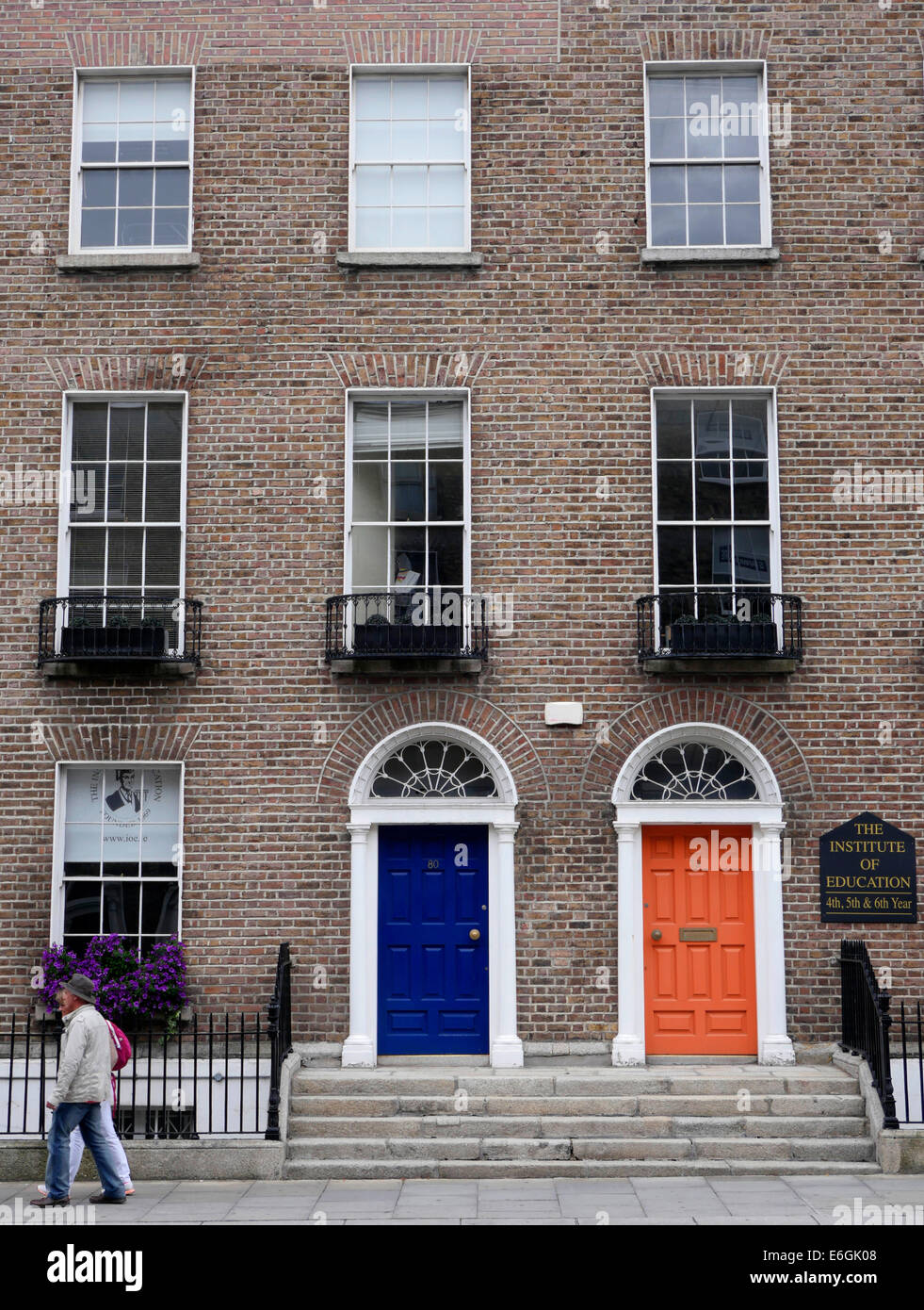 Orangenen und blauen Eingangstüren mit Backstein Fassade, Institut für Erziehungswissenschaft, Dublin Irland Stockfoto