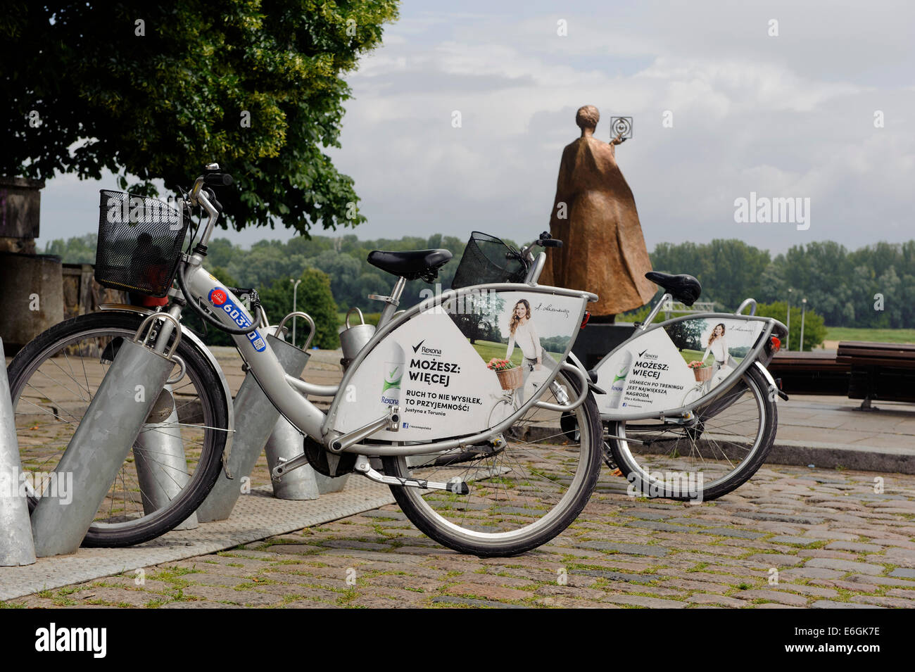 Kostenlose öffentliche Fahrrad und Denkmal von Madame Curie an die Ufer des Flusses Vistuka in Warschau, Polen, Europa Stockfoto