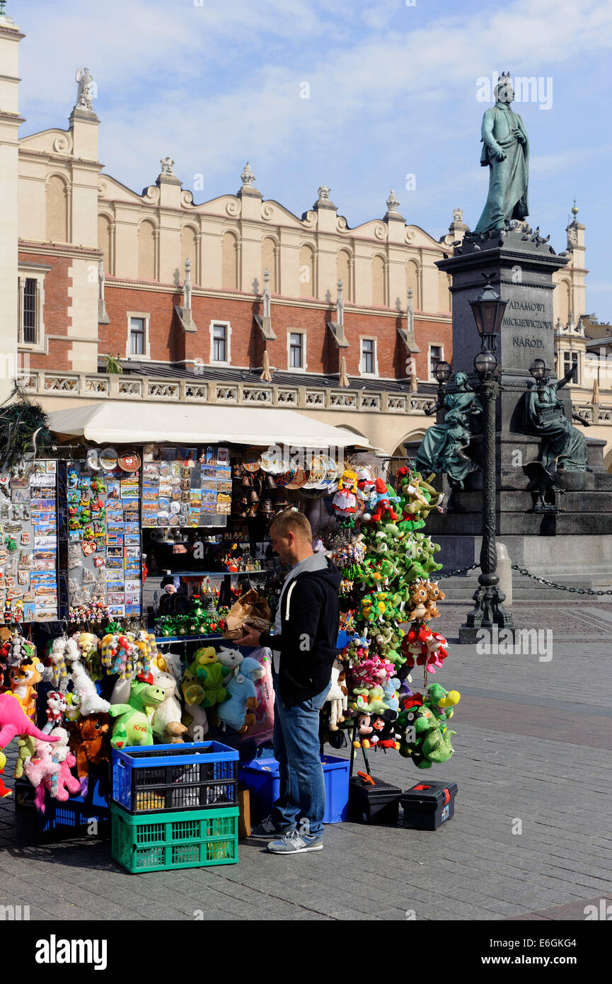 Tuchhallen und A.Mizkewitsch auf dem Marktplatz (Rynek Glowny in Krakau, Polen, Europa, UNESCO-Weltkulturerbe-Denkmal Stockfoto