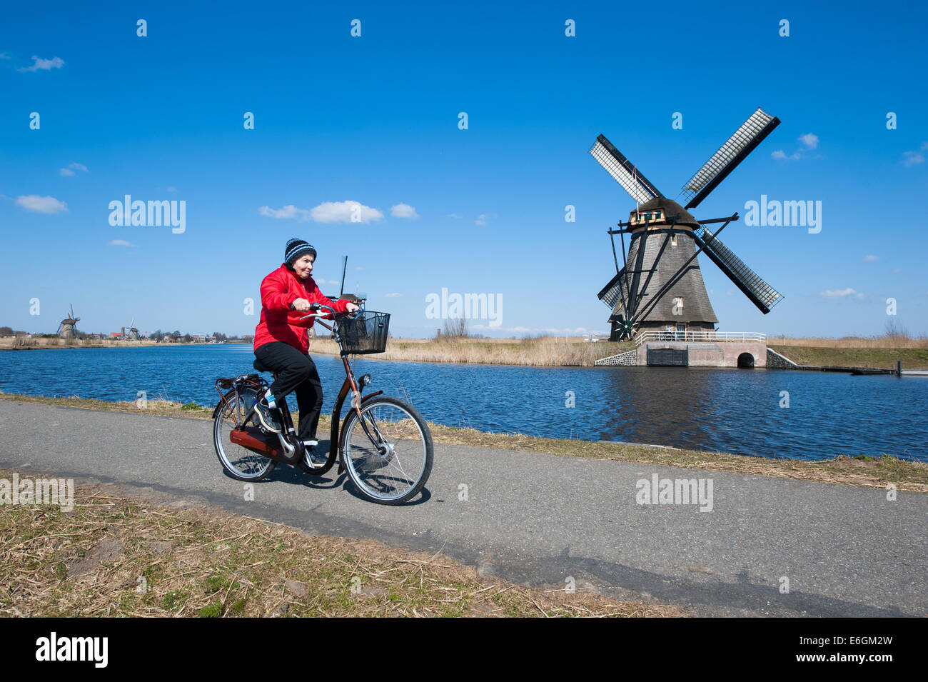 Ältere Dame, die Radfahren in Kinderdijk, Niederlande Stockfoto