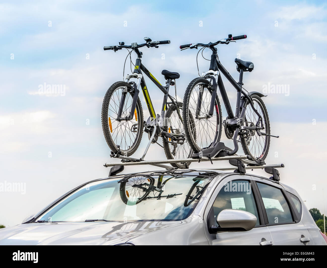 Pkw mit zwei Fahrräder auf dem Dach montiert Stockfoto
