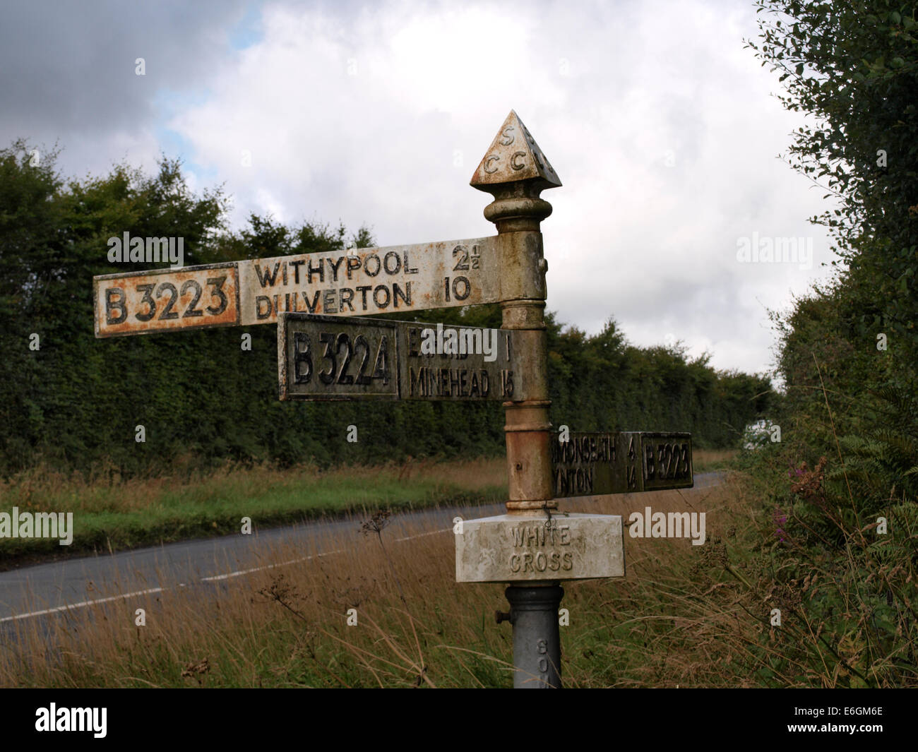 Weiß Kreuz-Straße Richtung Zeichen, Exmoor, Somerset, Großbritannien Stockfoto