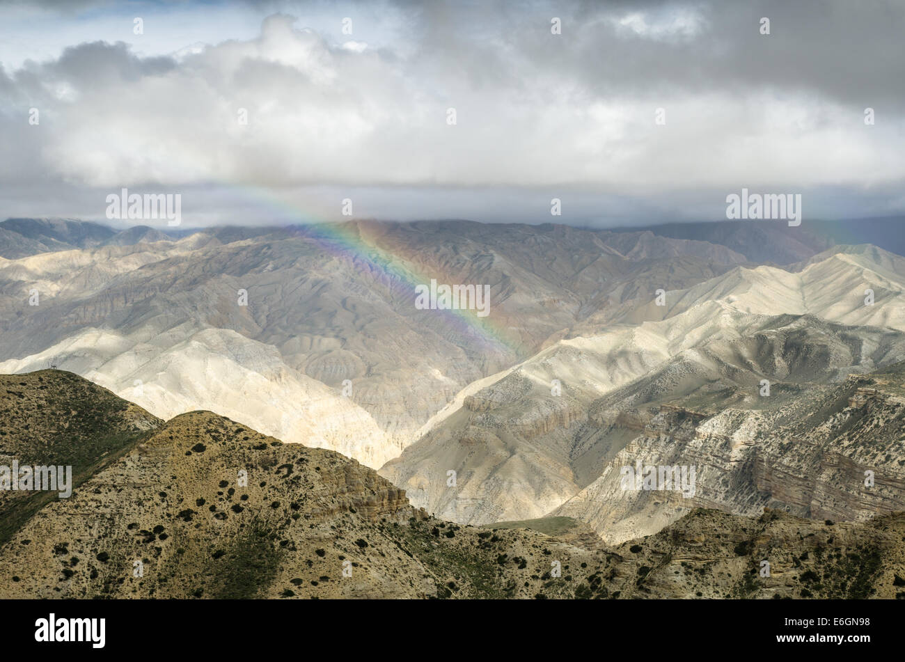 Real-farbigen Regenbogen am Himmel hohen Berg nach dem fernen Regen auf der Strecke von Samar, Gemi Dörfern Nepals Stockfoto