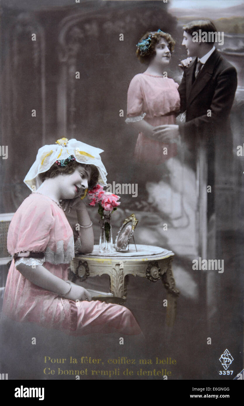 Alte Postkarte mit einem romantischen Paar in eleganter Umgebung mit Vintage-Kleidung und Blumendekor Stockfoto