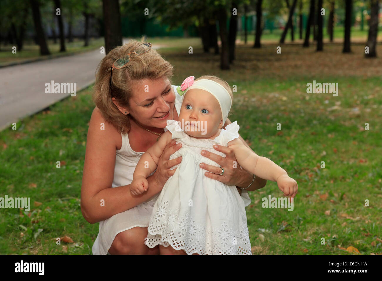 Großmutter im Freien auf der Terrasse mit Baby Lächeln Stockfoto