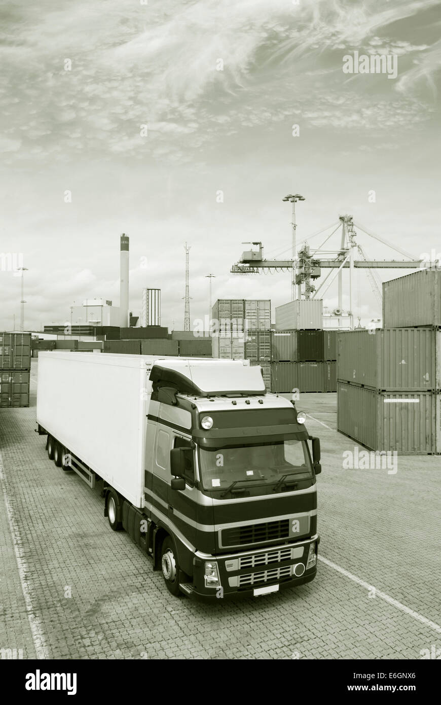 große LKW Ladung im Hafen warten Stockfoto