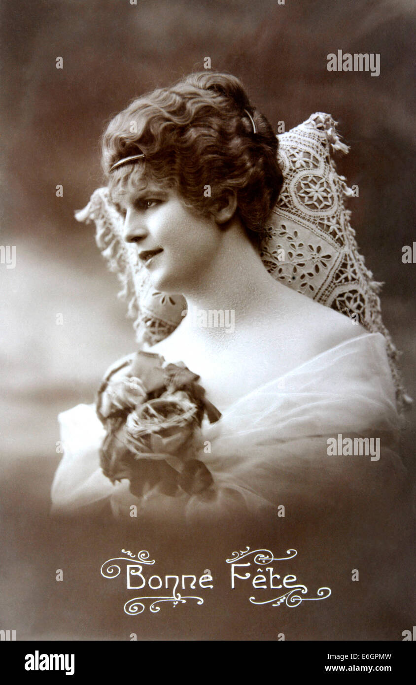 Vintage-Postkarte mit einer Frau mit Spitze, die einen festlichen Anlass feiert Stockfoto
