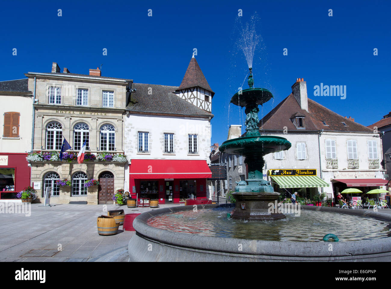 Zentraler Platz von Saint-Pourçain, Allier, Auvergne, Frankreich, Europa Stockfoto