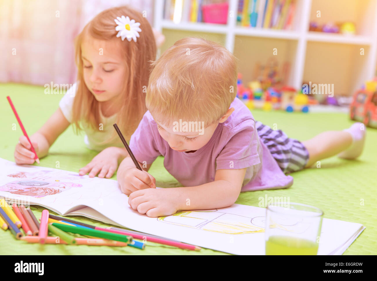 Glückliches Baby Boy & Mädchen genießen, Hausaufgaben, Vorschule entwickelnden zeichnerischen Fähigkeiten, talentierte Kinder lernen Kunst Stockfoto