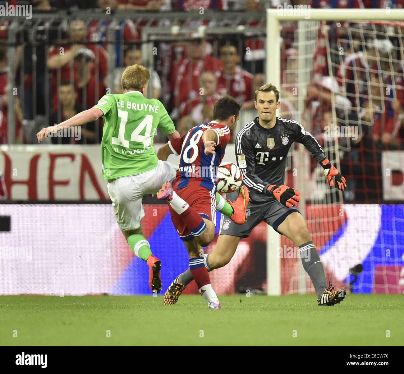 22 08 2014 Munchen Deutschland Eroffnungsspiel Der Saison 2014 15 Fc Bayern Munchen Gegen Wolfsburg Torwart Manuel Neuer Munich Geht Kevin De Bruyne Vfl Wolfsburg Als Den Ball Vorbei An Juan Bernat Bayern Munchen Stockfotografie Alamy