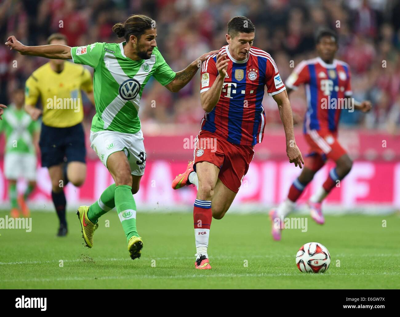 22.08.2014. München, Deutschland. Eröffnungsspiel der Saison 2014 / 15, FC Bayern München gegen Wolfsburg. Robert Lewandowski (Bayern München) gejagt von Ricardo Rodriguez (VfL Wolfsburg) Stockfoto