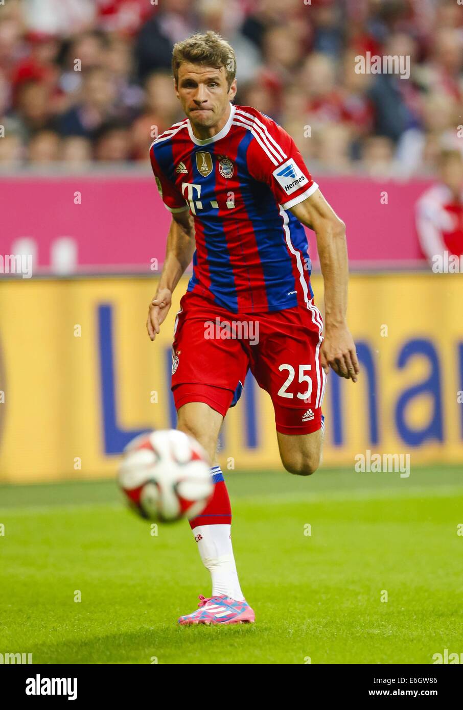 22 08 2014 Munchen Deutschland Eroffnungsspiel Der Saison 2014 15 Fc Bayern Munchen Gegen Wolfsburg Thomas Mueller Fcb Mit Ball Stockfotografie Alamy
