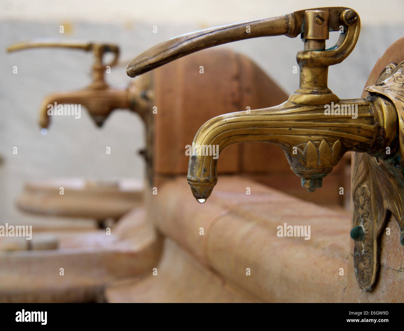 Vichy Thermalstadt. Quellwasserhähne in der Célesting-Quelle (Quelle Celestins), Departement Allier, Auvergne Rhone Alpes, Frankreich Stockfoto