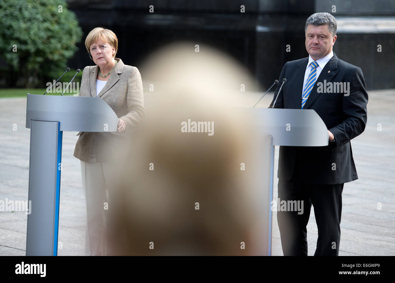 Kiew, Ukraine. 23. August 2014. Bundeskanzlerin Angela Merkel und Präsident der Ukraine Petro Poroshenko halten eine Pressekonferenz in Kiew, Ukraine, 23. August 2014. Bundeskanzlerin Angela Merkel reiste in der ukrainischen Hauptstadt Kiew zu Gesprächen über die eskalierenden Konflikt mit Russland über die pro-russischen Separatisten Rebellion. Foto: BERND VON JUTRCZENKA/Dpa/Alamy Live-Nachrichten Stockfoto